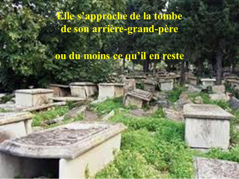 Elle s’approche de la tombe         